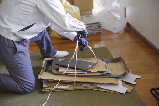 実家の片付けと不用品の分別作業 実家の片付けと不用品の分別作業 ゴミ屋敷,清掃代行,顔なしの写真素材