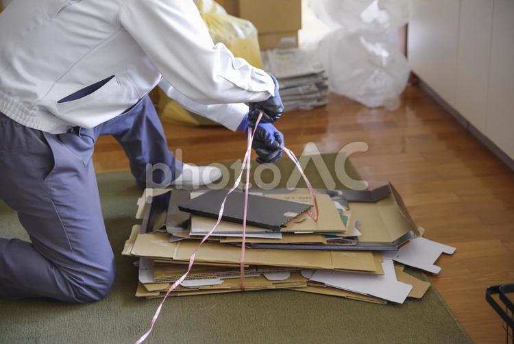 実家の片付けと不用品の分別作業 ゴミ屋敷,清掃代行,顔なしの写真素材