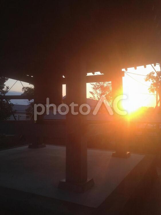 日本の神社と綺麗に照らされた夕日 仏教,壁紙,夕日の写真素材