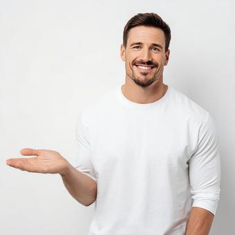親しみやすい笑顔の若い男性 親しみやすい笑顔の若い男性の写真