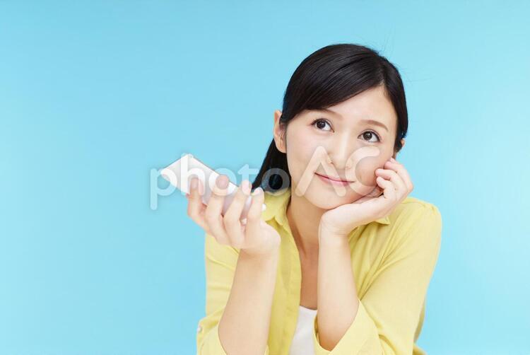 スマートフォンを持つ女性 女性,スマートフォン,女の写真素材