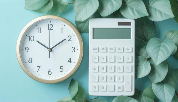 時は金なり 白い壁掛け時計と白い電卓 時は金なり 白い壁掛け時計と白い電卓の写真