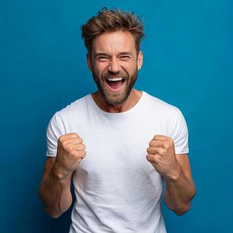 ガッツポーズで喜ぶ爽やかな男性 ガッツポーズで喜ぶ爽やかな男性の写真