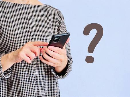 スマホを操作する女性とはてなマーク スマホを操作する女性とはてなマーク 疑問,女性,わからないの写真素材