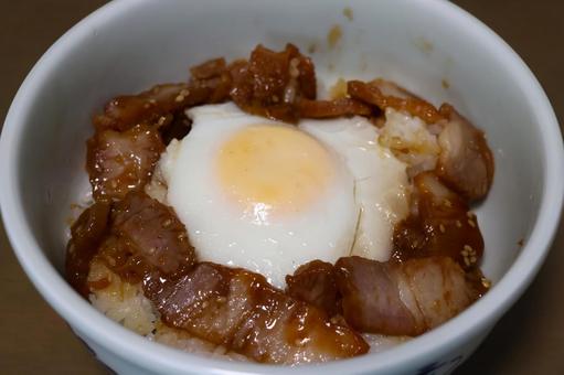 飲食店の今治名物焼き豚たまご飯 飲食店の今治名物焼き豚たまご飯 背景,焼き豚,たまご飯の写真素材