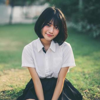 キャンパスライフを楽しむ学生の笑顔 キャンパスライフを楽しむ学生の笑顔の写真