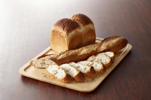 フランスパンと山食 フランスパンと山食 フランスパン,2本,食パンの写真素材