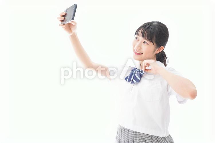 スマホを使う学生 スマホ,スマートフォン,携帯の写真素材