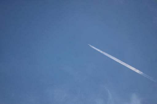 青空と白い飛行機と飛行機雲のある空 青空,白い,飛行機の写真素材