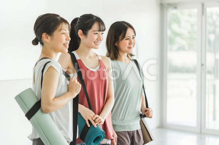 ジムでヨガマットを持ったアジア人女性達 ヨガ,ヨガマット,ピラティスの写真素材