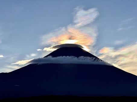富士山と彩雲 富士山と彩雲の写真