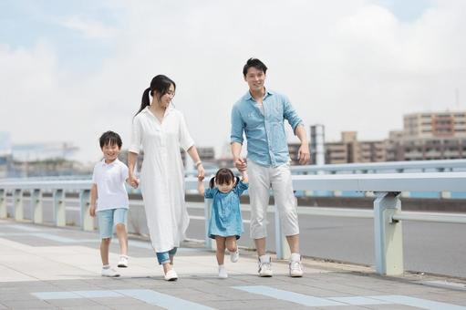 手を繋いで屋外を散歩する親子 手を繋いで屋外を散歩する親子 人物,家族,手を繋ぐの写真素材