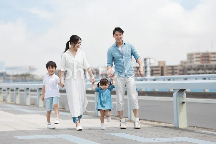 手を繋いで屋外を散歩する親子 人物,家族,手を繋ぐの写真素材