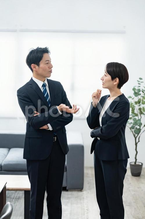 話すビジネスマン 男性,会議,人物の写真素材