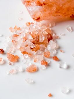 岩塩の粒 岩塩,天然岩塩,ピンクソルトの写真素材
