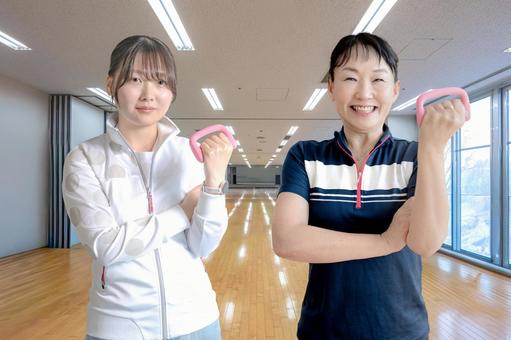 筋トレする二人の女性 筋トレする二人の女性 フィットネス,運動,トレーニングの写真素材