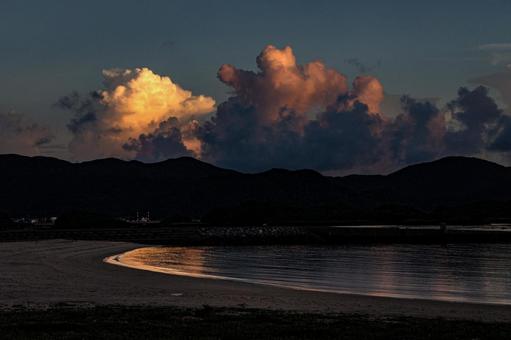 <素材>夏の夕暮れの海と入道雲の風景 <素材>夏の夕暮れの海と入道雲の風景 海,夕焼け,入道雲の写真素材