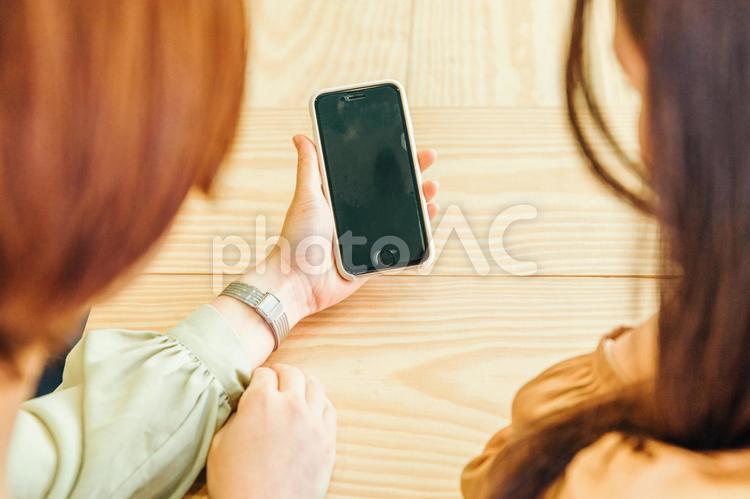 スマホを見る女性たち スマホ,スマートフォン,画面の写真素材