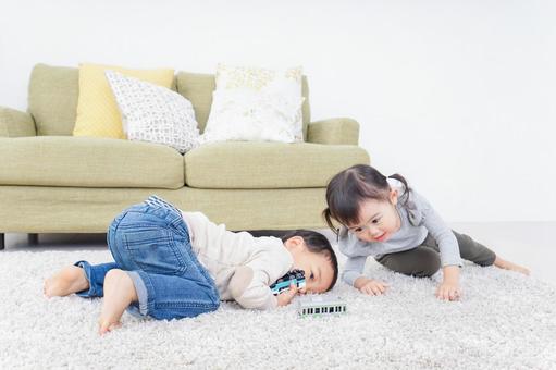 兄弟で家で遊ぶ子供 兄妹,子ども,男の子の写真素材