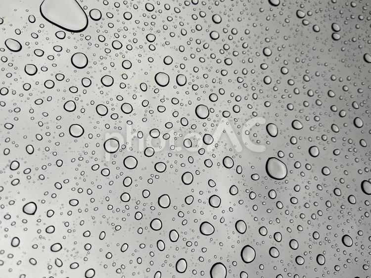 ガラスに残る雨粒の模様 雨,水滴,しずくの写真素材