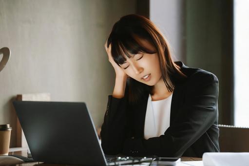 パソコンを使いながら困る女性 パソコンを使いながら困る女性 女性,困る,悩むの写真素材
