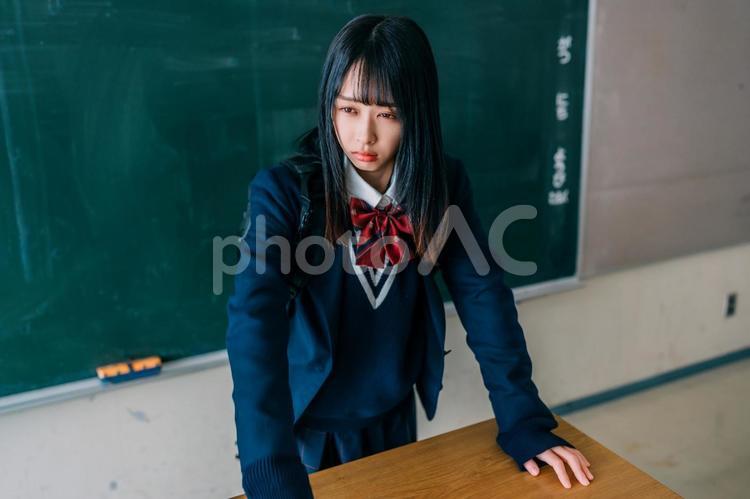 机に手を付いて怒る女子高校生 女子高校生,高校生,学生の写真素材