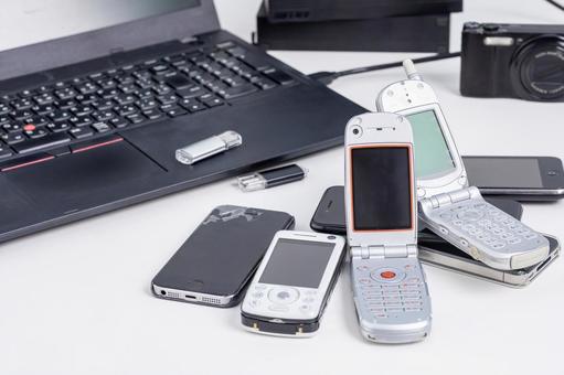 ノートパソコンとスマホとハードディスク ノートパソコンとスマホとハードディスク ガラケー,携帯電話,白背景の写真素材