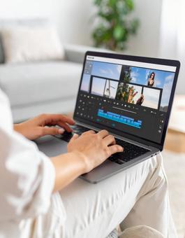 自宅で動画編集をしている女性 自宅で動画編集をしている女性の写真