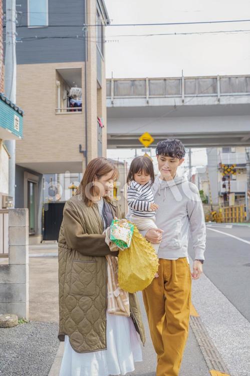 仲良し家族のライフスタイル 抱っこ,こども,疲れるの写真素材