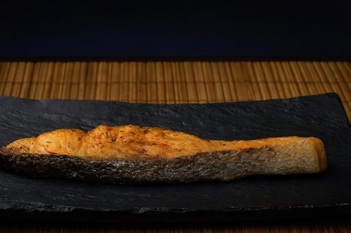 皮目が香ばしい焼き鮭 皮目が香ばしい焼き鮭の写真