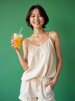 カジュアルな女性とドリンク(AI生成) カジュアルな女性とドリンク(AI生成)の写真