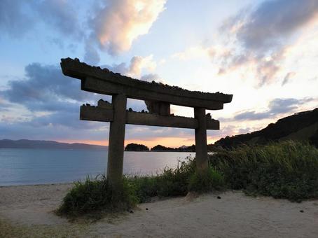 海の見える鳥居の写真