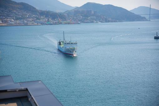長崎港を行くフェリーと街並み 長崎,長崎港,港町の写真素材