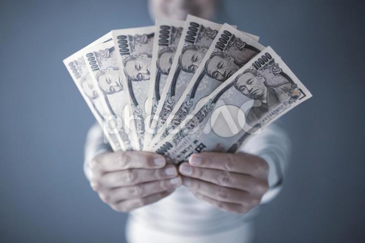 一万円札と女性 お金,人物,コピースペースの写真素材