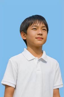 笑みを浮かべる小学生の男の子の子ども 笑みを浮かべる小学生の男の子の子どもの写真