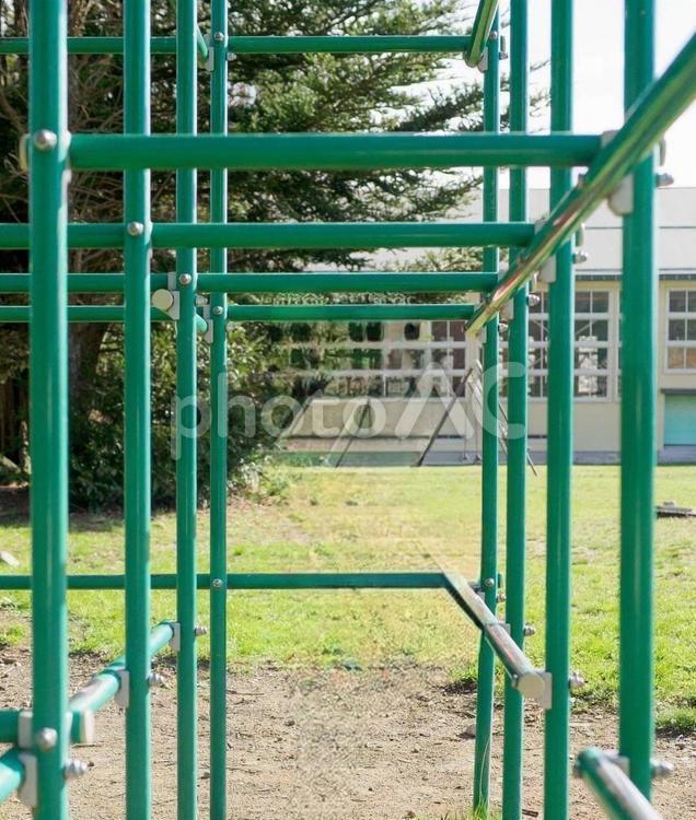 ズームアップしたジャングルジム(緑) 公園,アスレチック,子どもの写真素材