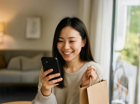 スマホを見る笑顔の女性 スマホを見る笑顔の女性の写真