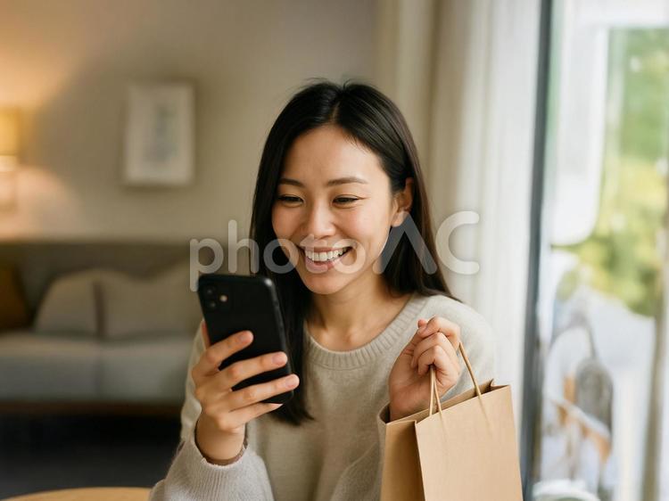 スマホを見る笑顔の女性 スマホ,女性,スマートフォンの写真素材