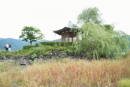 河口湖、浮島、六角堂(遠景) 河口湖、浮島、六角堂(遠景) 河口湖,浮島,六角堂の写真素材