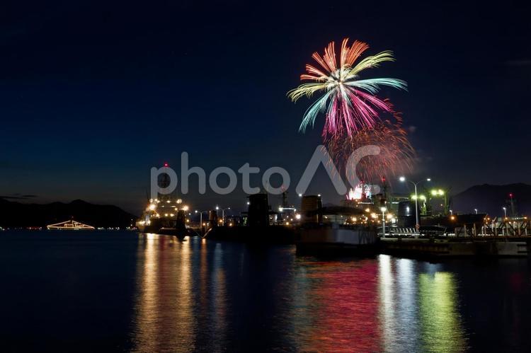 呉の夏祭り海上花火大会の風景　水色、桃色 花火,花火大会,打ち上げ花火の写真素材