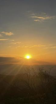 山の端に沈む黄金の夕陽 山の端に沈む黄金の夕陽 日の出,夕陽,山空の写真素材
