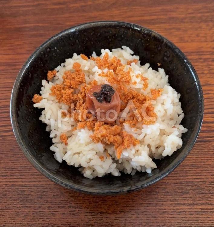 七分突き飯と鮭めんたいとかつお梅の茶碗飯 茶碗飯,あきたこまち,七分突きの写真素材