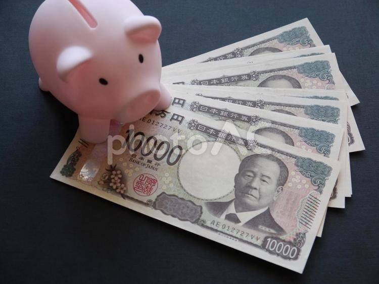 新札一万円札と豚の貯金箱（７） 家計,物価高,経済の写真素材