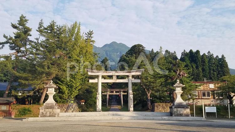 「山」の形の山 岩木山,神社,鳥居の写真素材