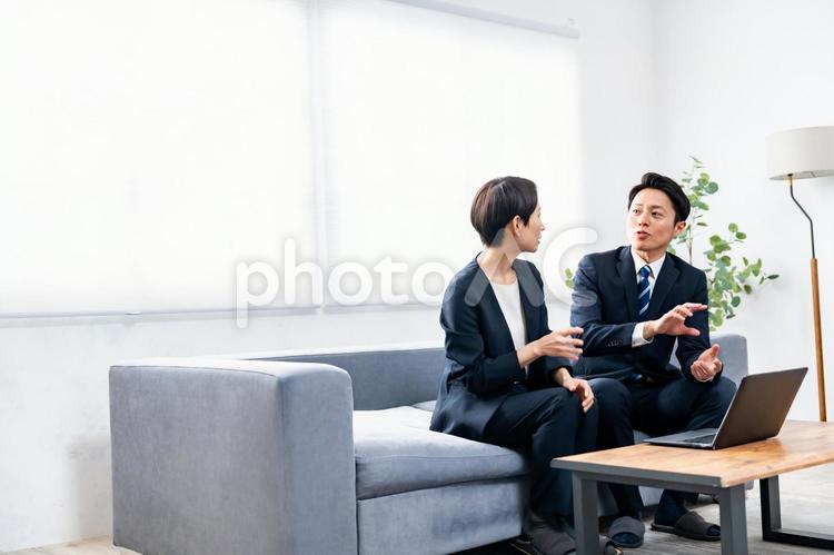 ソファに座るビジネスマン二人 会話,話す,ビジネスの写真素材