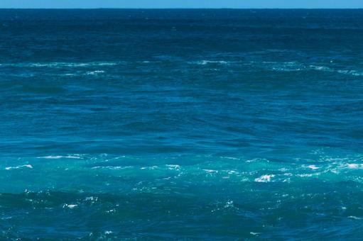 強い日差しを受けて揺らめく青い外洋 海,水,青の写真素材