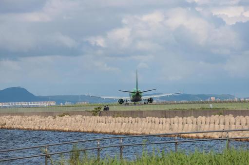 午後の光が映る出雲空港の舗装路 飛行機,航空機,旅客機の写真素材