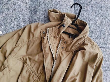 寒くなってきたので上着を出す 寒くなってきたので上着を出す 防寒,上着,羽織物の写真素材