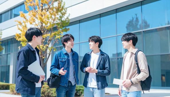 キャンパスライフを楽しむ大学生 キャンパスライフを楽しむ大学生の写真