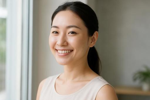 美容整形後の笑顔の女性 美容整形後の笑顔の女性の写真